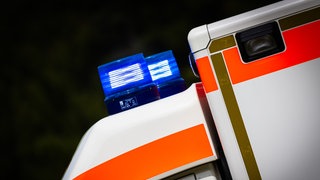 Eingeschaltetes Blaulicht an einem Rettungswagen. Auf dem Heidenheimer Volksfest ist am Freitagabend ein Mädchen aus einem Karussell geschleudert worden. Rettungskräfte haben sich um sie gekümmert.