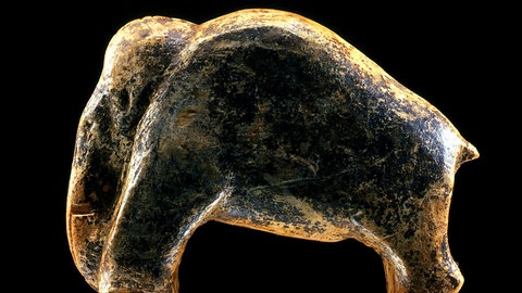 Das kleine Mammut vom Vogelherd - hier in der Großen Landesausstellung "Eiszeit - Kunst und Kultur" 2010 in Stuttgart. Das Mammut ist die einzige vollständig erhaltene Figur unter den sogenannten aurignacienzeitlichen Kleinkunstwerken der Schwäbischen Alb, die je in der Vogelherd-Höhle gefunden worden ist.
