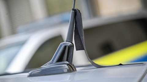Trauerflor an einem Streifenwagen: Ein Polizist aus dem Ostalbkreis ist bei einem Fahrtraining auf dem Hockenheimring bei Mannheim tödlich verunglückt.