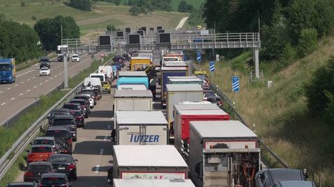 Durch die Lkw-Panne bildete sich am Montag auf der A8 auf Höhe von Wiesensteig (Kreis Göppingen) in Fahrtrichtung München ein kilometerlanger Stau.