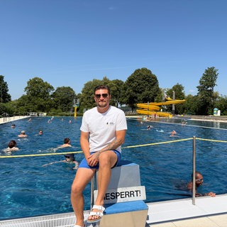 Bademeister Vitalij Buchholz hat die Schwimmbecken im Bergbad iin Giengen im Blick. 