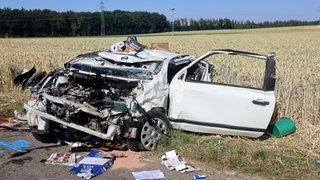 Ein Kleinwagen steht völlig zerstört halb auf einem Geh- und Radweg und halb in einem Feld. Auf der B30 auf Höhe des Ulmer Ortsteils Donaustetten hat es am Samstagnachmittag einen tödlichen Unfall gegeben. Ein 61-jähriger Mann kam ums Leben. 