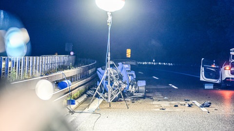 Ein Autofahrer krachte in ein Trike, das im starken Regen auf dem linken Seitenstreifen der B 29 kurz vor Lorch stand. Die beiden Trike-Fahrer kommen bei dem Unfall ums Leben.