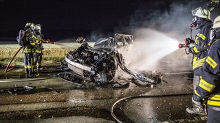 Bei einem Unfall nahe Bartholomä sind am Dienstagabend ein Autofahrer und seine Beifahrerin tödlich verunglückt. Das Elektroauto hatte Feuer gefangen und war ausgebrannt. 