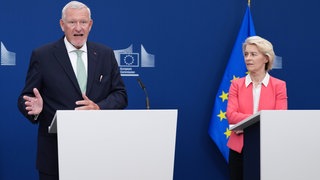 Der Ulmer Kinder- und Jugendpsychiater Professor Jörg Fegert am Montag in Brüssel bei einer Pressekonferenz im EU-Hauptquartier: Zuvor war ein Bericht über die Sicherheit von Kindern im Internet veröffentlicht worden. Die Experten empfehlen, den Zugang zu Social Media für Kinder unter 13 Jahren in allen Mitgliedsländern zu beschränken.