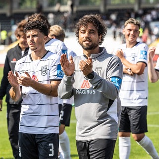 Trainer und Spieler des SSV Ulm nach dem 3:1 Testspiel-Sieg gegen die zweite Mannschaft von Bayern München.