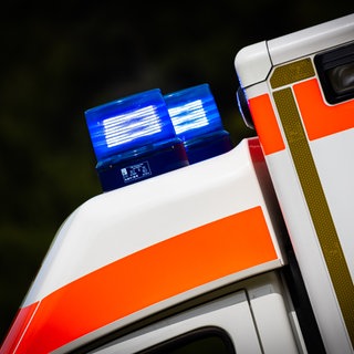 Blaulicht eines Rettungswagens. Ein 26-jähriger ist in Nördlingen über ein Metalltor geklettert. Dabei rutschte er ab und blieb in den Spitzen des Tores hängen.