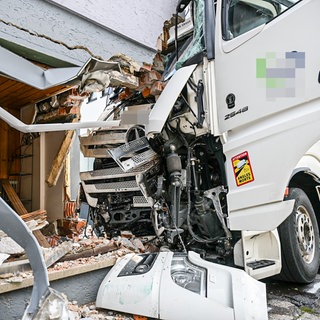 Ein Lkw ist in Waldstetten (Ostalbkreis) am Montag gegen eine Hauswand geprallt.