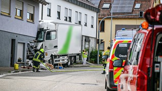 Ein Lastwagen ist in Waldstetten (Ostalbkreis) gegen eine Hauswand geprallt.