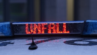 Blaulicht der Polizei mit dem Schriftzug "Unfall". Auf der A7 bei Neu-Ulm ist ein Ersthelfer bei einem Unfall schwer verletzt worden. (Symbolbild)