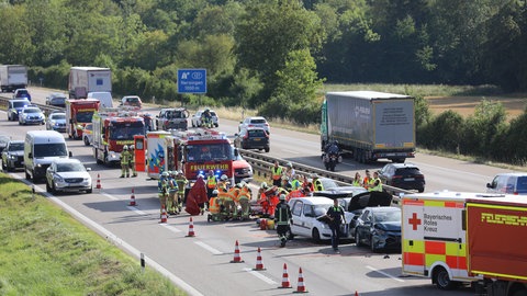 Feuerwehr, Rettungsdienst, Unfallautos - fünf Autos sind auf der A7 bei Nersingen am Montagnachmittag aufeinander gekracht. Acht Menschen wurden verletzt.