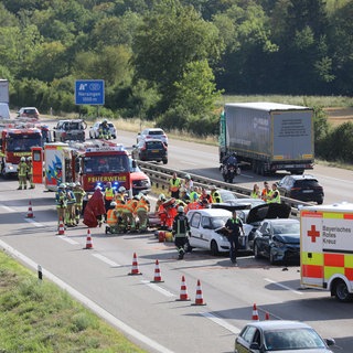 Feuerwehr, Rettungsdienst, Unfallautos - fünf Autos sind auf der A7 bei Nersingen am Montagnachmittag aufeinander gekracht. Acht Menschen wurden verletzt.