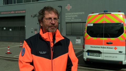 Notfallmediziner Professor Claus-Martin Muth in seiner Notarztuniform vor der Notaufnahme am Uniklinikum in Ulm