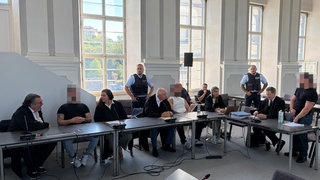 Im Prozess um die sogenannte Spitalhofgang aus Schwäbisch Gmünd hat das Landgericht Ellwangen den Hauptangeklagten zu sechseinhalb Jahren Haft verurteilt.  