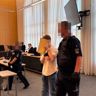 Ein junger Mann stand am Donnerstag vor dem Ulmer Landgericht. Er soll eine Radfahrerin mit seinem Auto umgefahren haben.