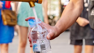 Trotz niedriger Pegelstände in Flüssen und Seen ist die Trinkwasserversorgung in Baden-Württemberg gesichert.