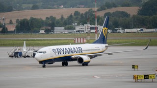 Die US-Flugsicherheitsbehörde NTSB hat am Freitag ihren vorläufigen Bericht zu dem schweren Zwischenfall einer Ryanair-Maschine vorgelegt. Während des Flugs von Thessaloniki nach Memmingen zerbrach ein Kabinenfenster. Nach dem Bericht war die Ursache, dass Triebwerksteile das Fenster trafen. (Symbolbild)