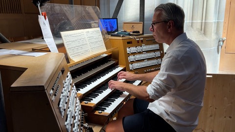 Münsterkantor Friedemann Johannes Wieland an "seinem" Instrument - der Orgel im Ulmer Münster. 