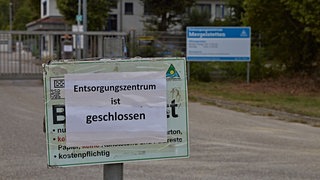 Ein Hinweisschild "geschlossen": Am Recyclinghof in Heidenheim-Mergelstetten hat es einen tödlichen Unfall gegeben