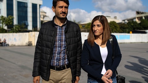 Meşale Tolu kam 2018 in Begleitung ihres Ehemannes Suat Corlu zu ihrer Gerichtsverhandlung am 29. Strafgericht in Istanbul.