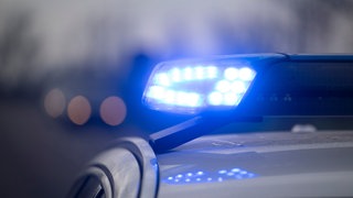 Blaulicht eines Polizeiautos: Die Polizei hat einen 66-jährigen Mann ermittelt, der jahrelang mit Stahlkugeln Autos beschossen haben soll.