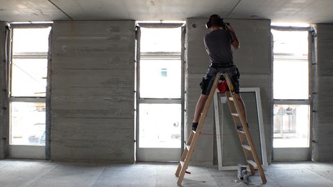 Aus der Premiere der drei Dreihäuser in Heidelberg nehmen die Beteiligten Firmen viele Verbesserungen mit. So kann das ineinandergreifen der Gewerke noch verbessert werden. Der Bauherr ist aber überzeugt: Noch ein paar weitere solcher Häuser aus dem 3D-Drucker, und Bauzeit und Kosten werden eingehalten.