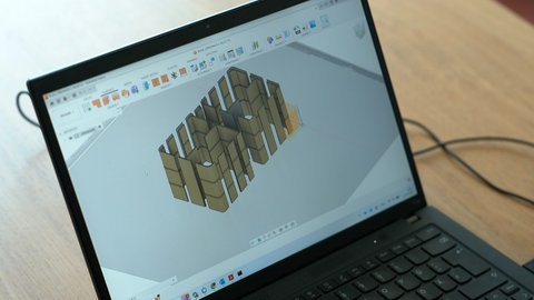 Häuser aus dem 3D-Drucker müssen vorab bis ins Detail geplant sein - bis hin zur Steckdosenöffnung. Diese wird beim Betondruck ausgespart. Die Pläne werden in ein Computerprogramm eingearbeitet. Vor Ort fährt der Druckkopf das Programm nur noch ab. So werden vor Ort auch weniger Arbeiter benötigt.