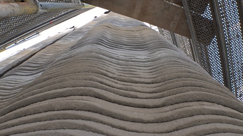 Die typischen Rillen können auch glatt gestrichen und verputzt werden. Häufig wollen die Häuslebauer aber zumindest an einem Teil der Fassade die 3D-Druck-Bauweise sehen.