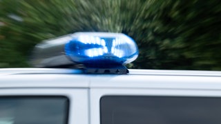 Blaulicht der Polizei. In Günzburg gab es am Mittwoch einen tödlichen Betriebsunfall: Ein 50-Jähriger wurde von einem Betonteil erschlagen. Sein 29-Jähriger Arbeitskollege erlitt schwere Verletzungen. (Symbolbild)