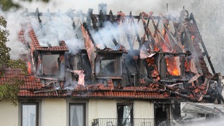 Feuer in einem Wohngebäude auf den Hessenhöfen bei Blaubeuren im Alb-Donau-Kreis. 