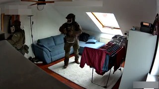 Aufzeichnung von Lisa Krauses Überwachungskamera im Wohnzimmer: Das SEK stürmt in einem Mehrfamilienhaus in Heidenheim versehentlich die falsche Wohnung.