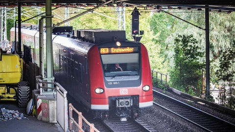Bei Bauarbeiten an der Adenauerbrücke in Ulm sind am Mittwoch Betonteile auf darunterliegende Bahngleise gestürzt. 