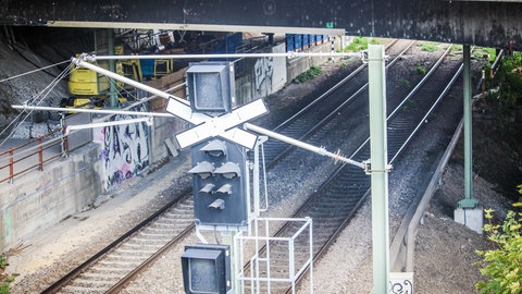 Bei Bauarbeiten an der Adenauerbrücke in Ulm sind am Mittwoch Betonteile auf darunterliegende Bahngleise gestürzt. 