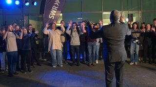 Mehrere Besucher des SWR Studios in Ulm jubeln an der Kulturnacht nach dem gelungenen Chor-Experiment.