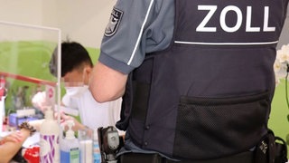 Der Zoll hat Nagelstudios und Friseurgeschäfte unter anderem in Schwäbisch Gmünd und Göppingen kontrolliert. Die Razzia ist Teil einer bundesweiten Aktion gewesen. (Symbolbild)