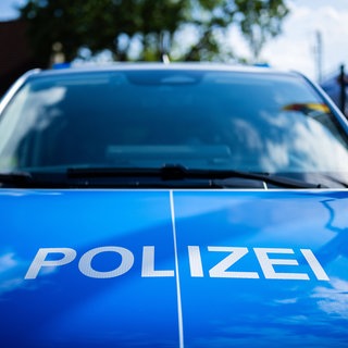 Ein Polizeiwagen steht in einem Wohngebiet. 