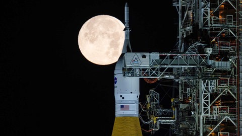 Der Vollmond scheint in den frühen Morgenstunden im Kennedy Space Center der Nasa in Florida über dem SLS ("Space Launch System") und dem Orion-Raumschiff der NASA, die sich auf der mobilen Trägerrakete «Artemis 2» befinden.