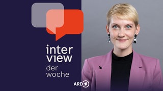Sophie Koch (SPD), Landtagsabgeordnete, Queer-Beauftragte, steht im Foyer des Landtags.