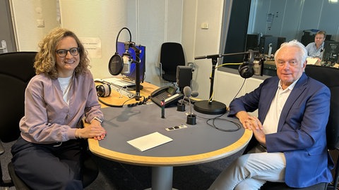 Wolfgang Kubicki, designierter FDP-Parteichef und Lissy Kaufmann, Korrespondentin im ARD-Hauptstadtstudio Berlin