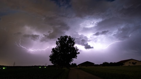 Gewitter über einem Feld