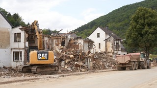 Bagger in Flutgebiet
