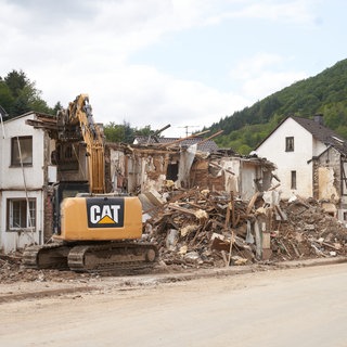 Bagger in Flutgebiet