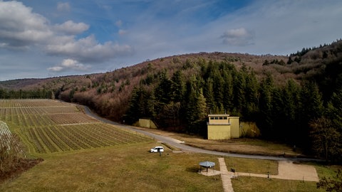 Die Luftaufnahme mit einer Drohne zeigt den westlichen Ausgang des ehemaligen Regierungsbunkers im Ahrtal. Vor exakt 60 Jahren gab das Bundesinnenministerium den Startschuss für eines der geheimsten Bauwerke Westdeutschlands. 