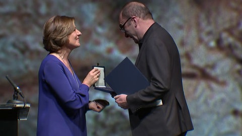 Malu Dreyer übereicht Robert Menasse die Zuckmayer-Medaille