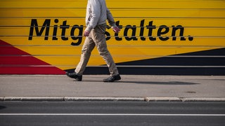 Ein Mann geht an den Treppenstufen zur CDU-Landeszentrale am Schriftzug "Mitgestalten" vorbei.