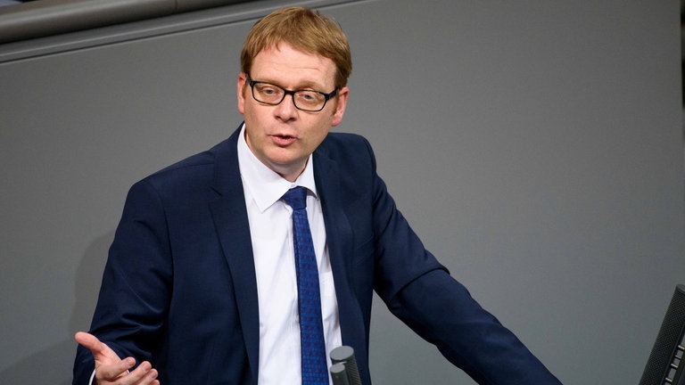 Thomas Gebhart steht am Rednerpult im Bundestag