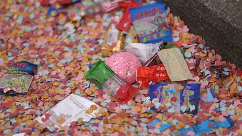 Süßigkeiten, Kamelle, Popcorn und manchmal auch Kreppel und Handkäs - das ist das Wurfmaterial der Fastnachtsvereine bei den Umzügen in RLP