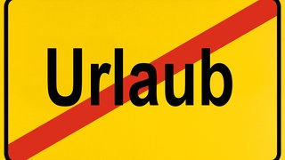 Schild mit Aufschrift "Urlaub" durchgestrichen