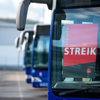 In einem Bus hängt ein Schild mit der Aufschrift "Heute: Streik". 