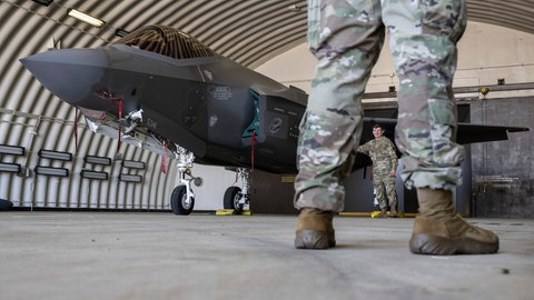 Ein Kampfflugzeug vom Typ F-35 der US Air Force steht in einem Hangar auf der US-Air Base Spangdahlem während der Luftwaffenübung.